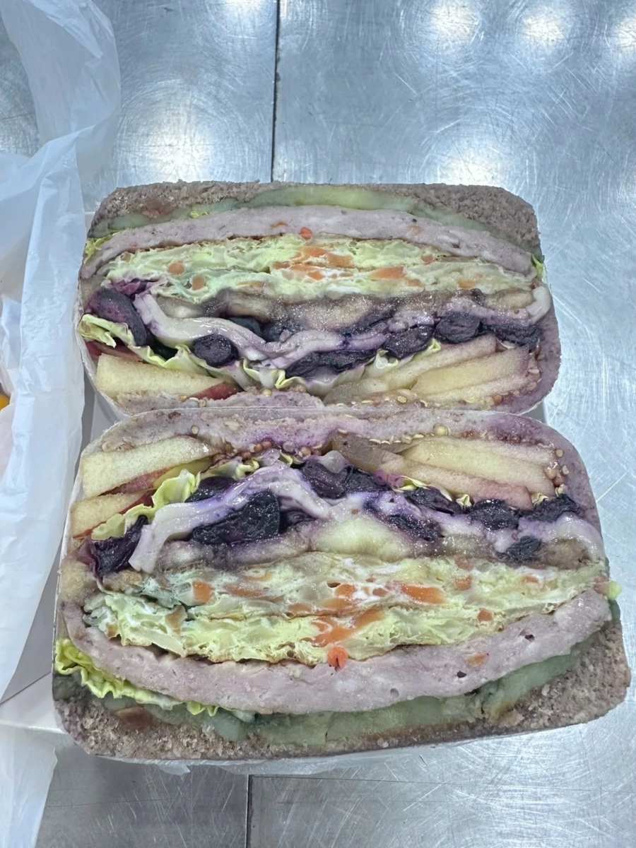 含肉類及生鮮蔬菜之三明治