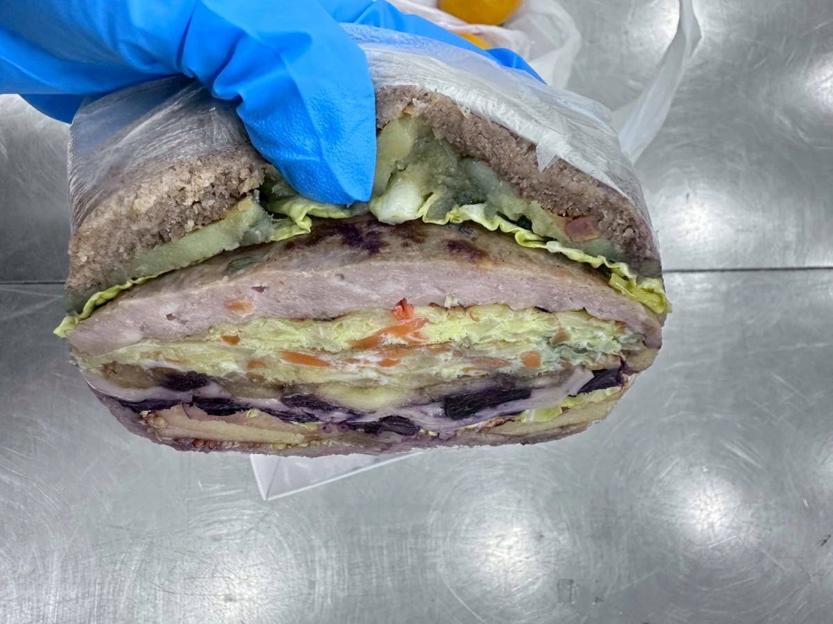 含肉類及生鮮蔬菜之三明治