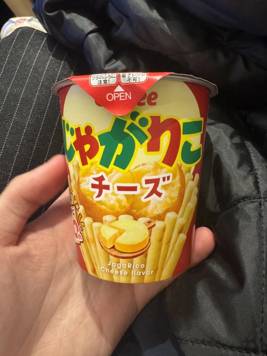 Calbee JagaRico 薯條棒（起司口味）