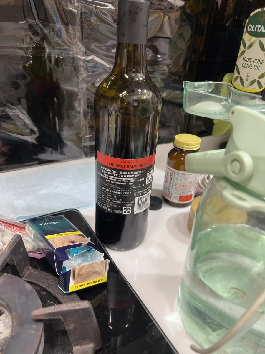 黃尾袋鼠卡本內蘇維翁紅葡萄酒 (Yellow Tail Cabernet Sauvignon)、捲菸 (Virginia S. 品牌)等