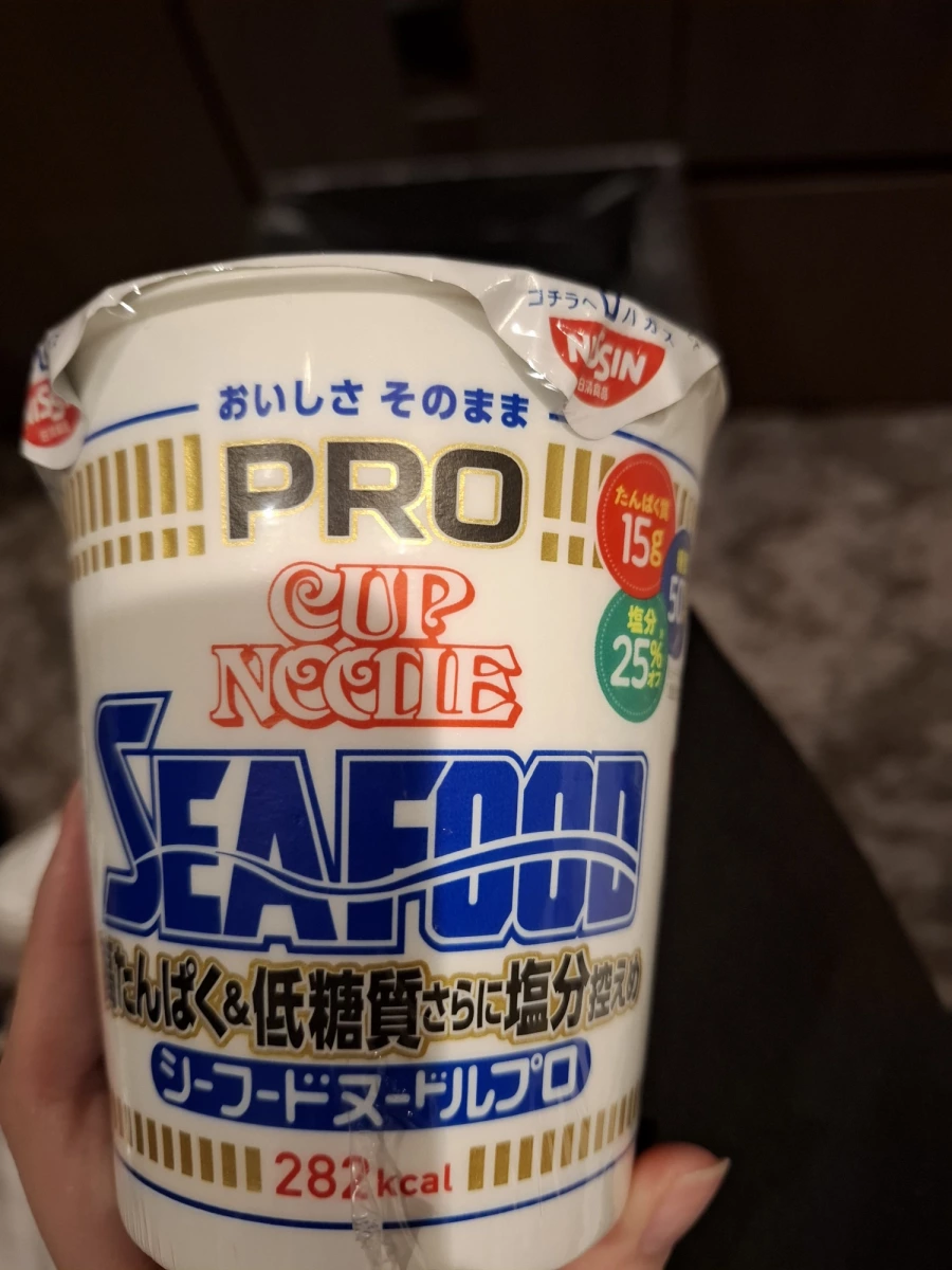 日清 Cup Needle PRO 高蛋白質低糖質海鮮味杯麵