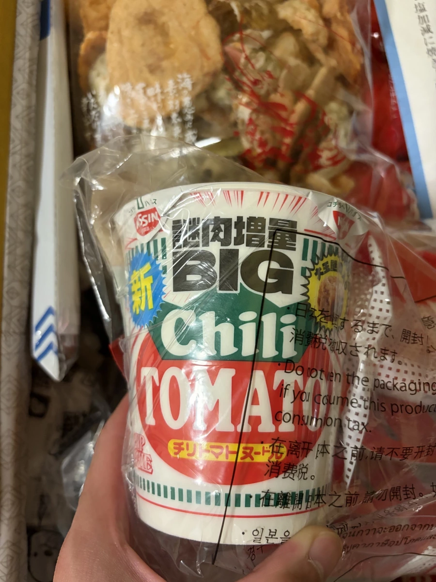 日清 Chili Tomato 辣椒番茄杯麵 (謎肉增量版)、日本仙貝/米果零食