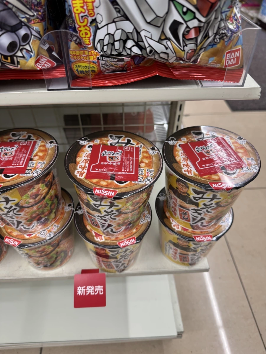 日清 HIKAKIN 濃厚味噌泡麵 (Miso Kin)、萬代鋼彈零食 (XI GUNDAM)