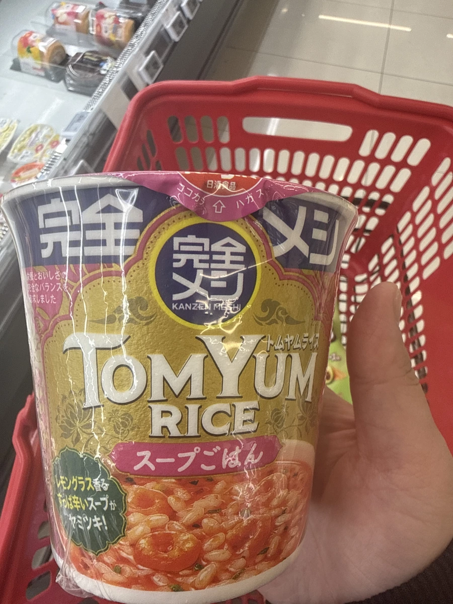 日清完全メシ泰式酸辣杯飯