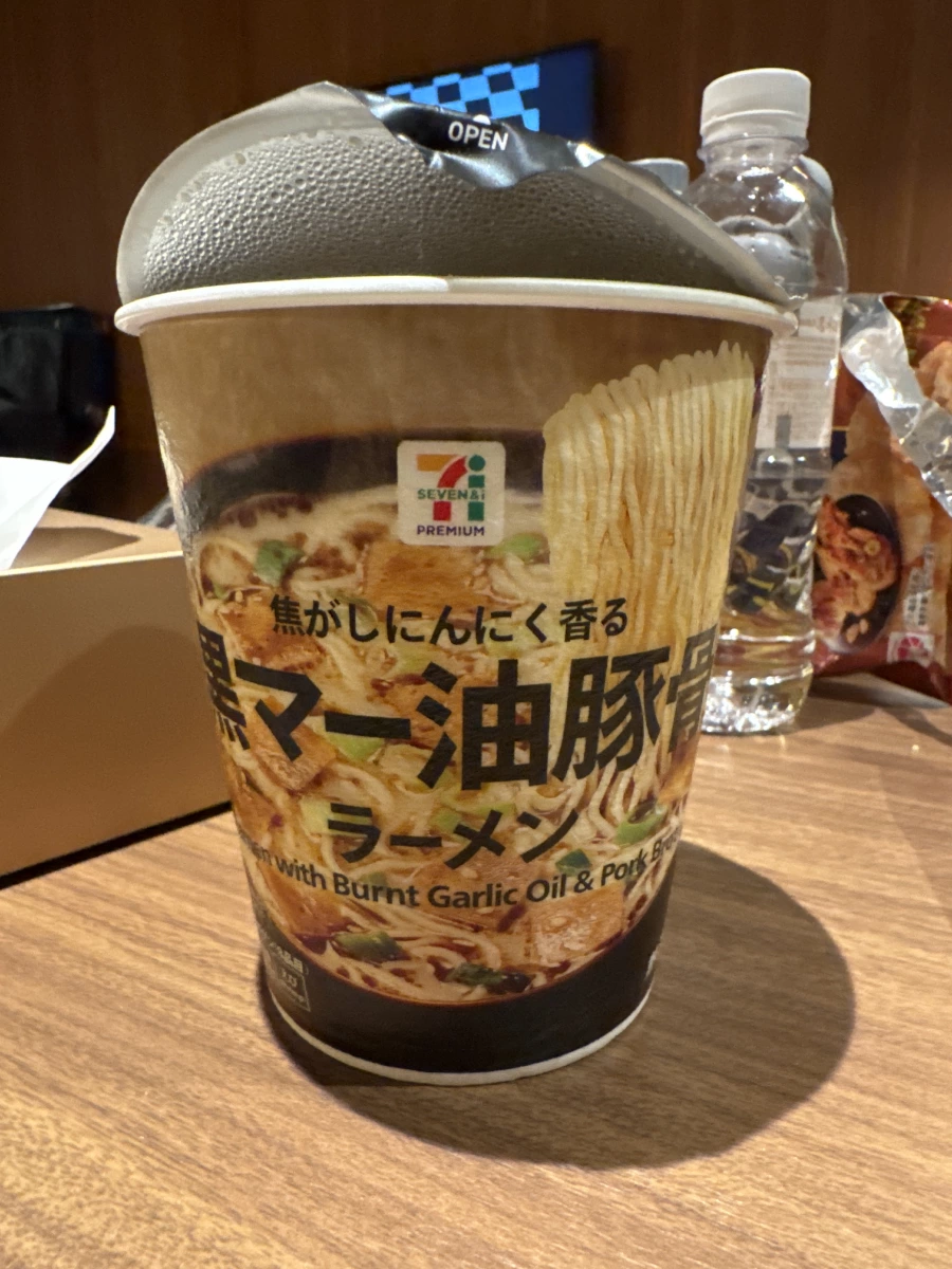 7-11 Premium 黑麻油豚骨拉麵