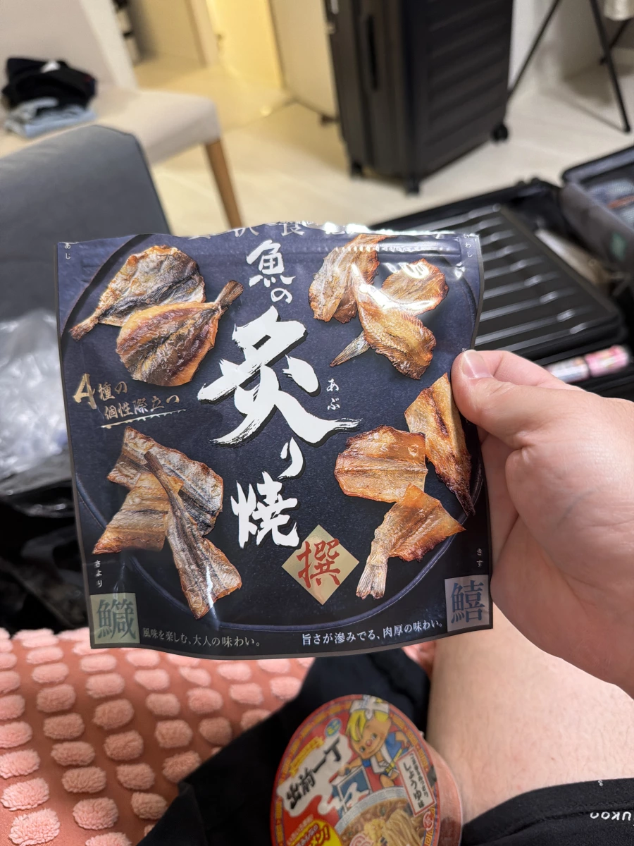 魚の炙り焼 撰 (乾燥魚片零食)、出前一丁醬油味杯麵
