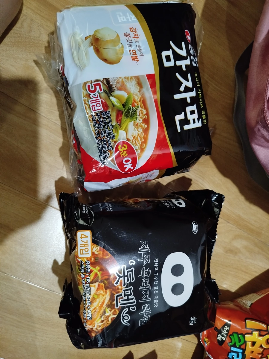 農心馬鈴薯麵 (Nongshim Gamja-myeon)、濟州黑豬肉拉麵 (Jeju Black Pork Ramen 'Dotmen')等