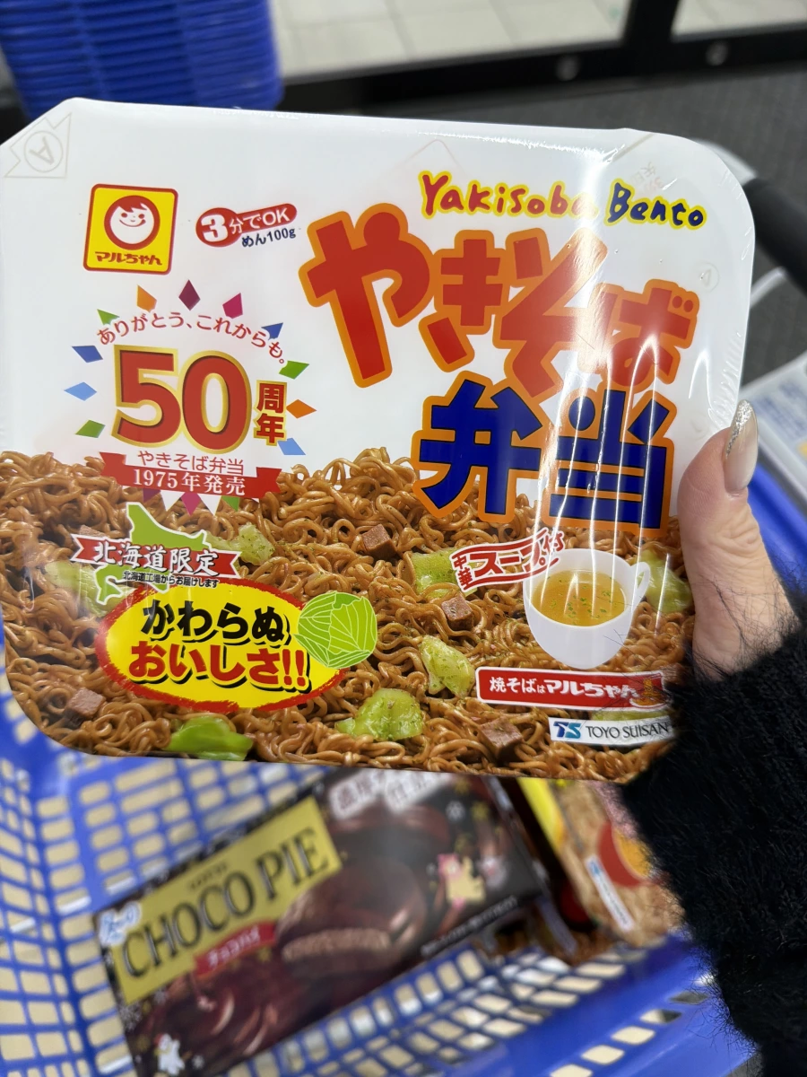 Maruchan Yakisoba Bento (東洋水產 炒麵便當)、Lotte Choco Pie (樂天 巧克力派)