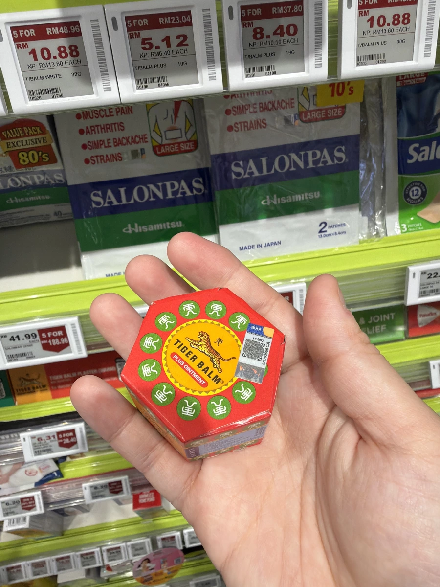 虎標萬金油 (Tiger Balm Plus Ointment)、撒隆巴斯貼布 (Salonpas Patches)
