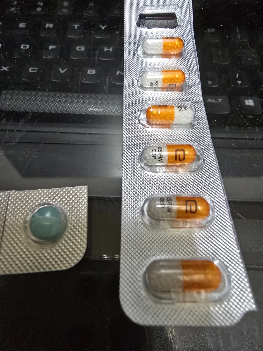 Espin (Escitalopram) 處方藥膠囊、未知藍綠色錠劑