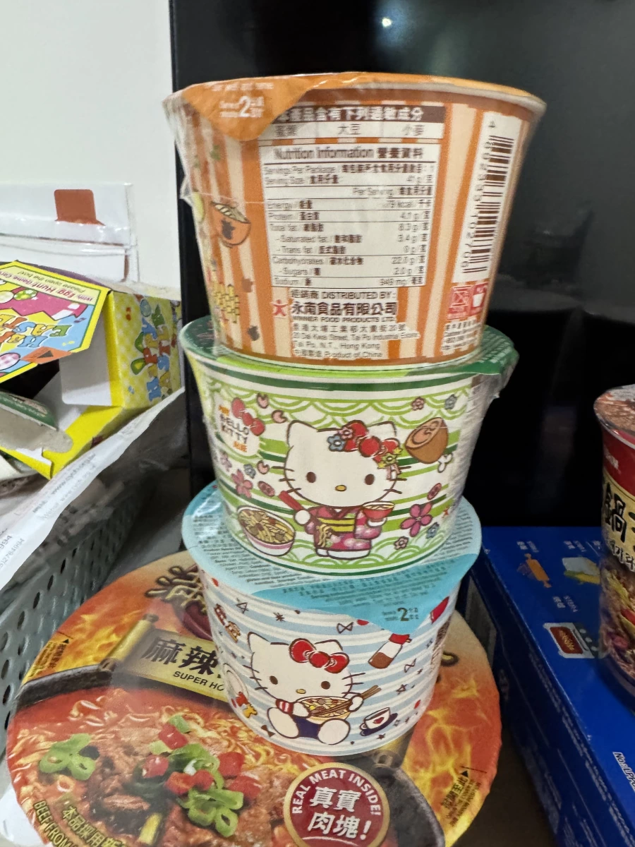 滿漢大餐麻辣鍋牛肉麵、Hello Kitty 聯名杯麵（綠色包裝）等