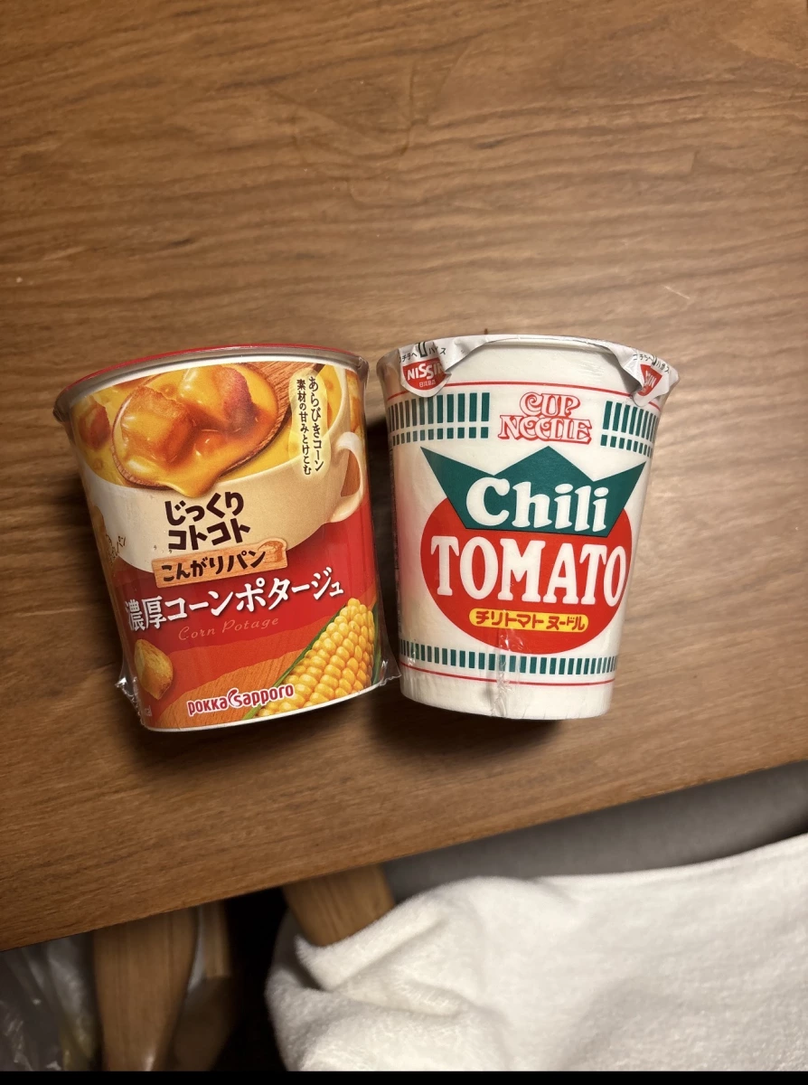 Pokka Sapporo 濃厚玉米濃湯 (含麵包塊)、日清辣椒番茄杯麵 (Nissin Chili Tomato Cup Noodle)