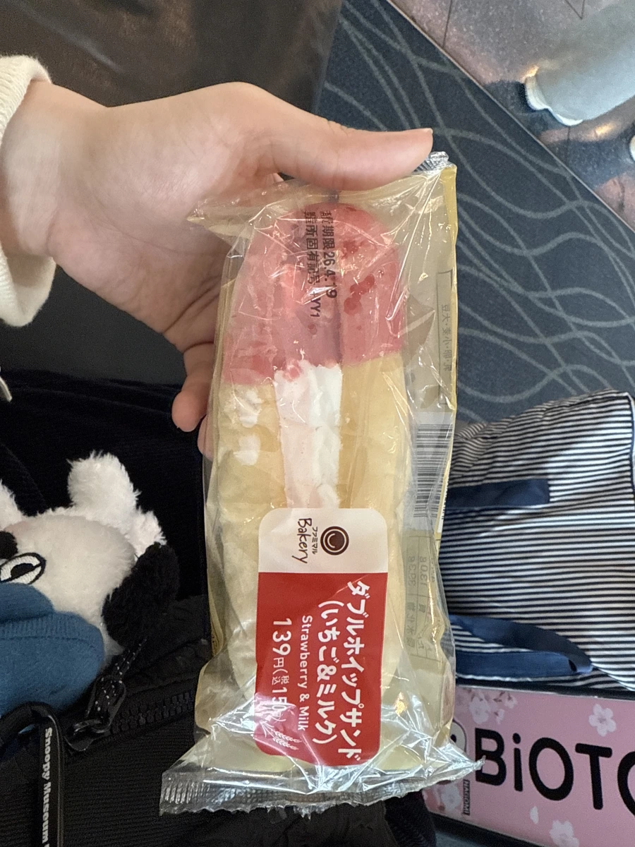 Famima Bakery 雙重鮮奶油夾心麵包 (草莓與牛奶口味)