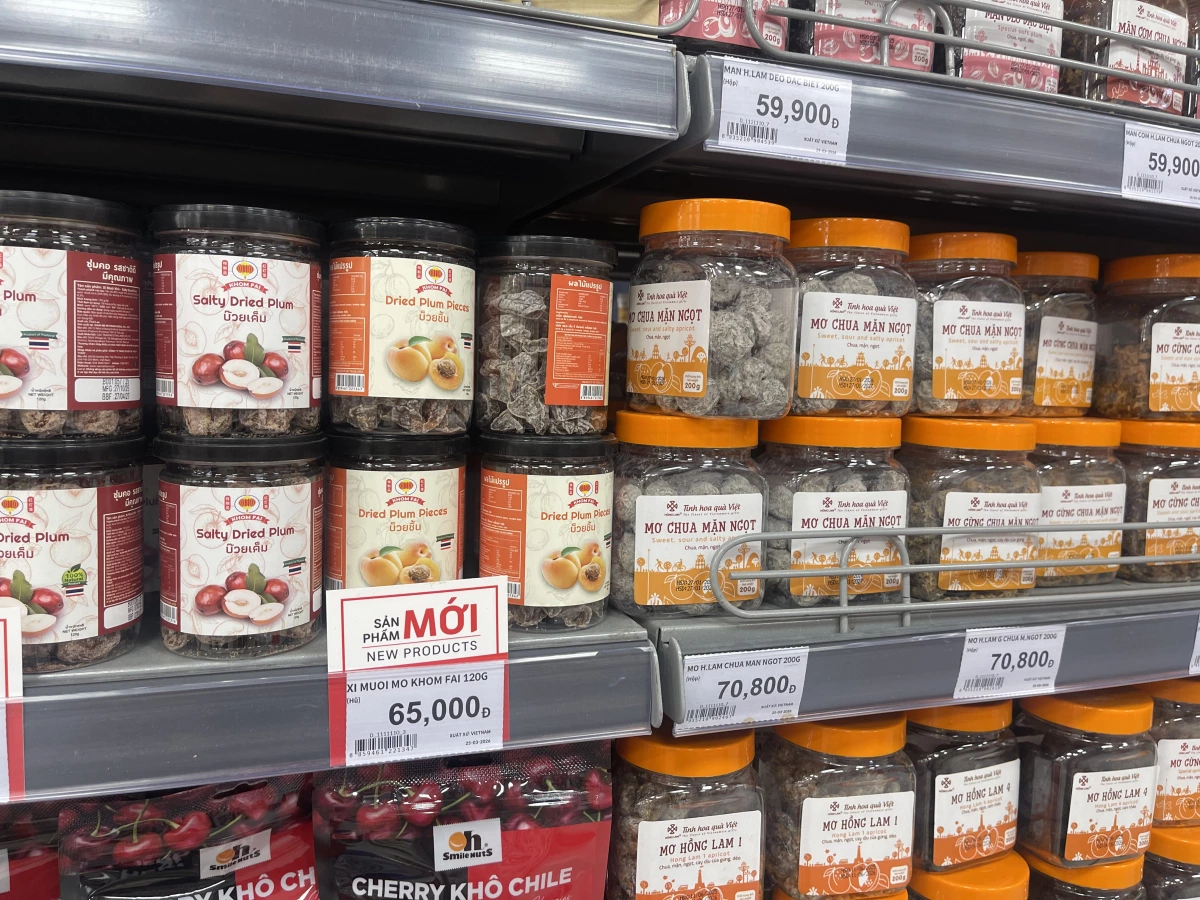 Khom Fai 鹹梅乾 (Salty Dried Plum)、Khom Fai 梅子塊 (Dried Plum Pieces)等