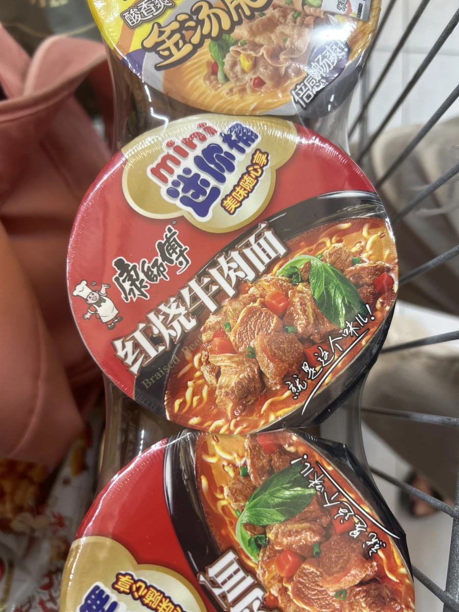 康師傅迷你桶紅燒牛肉麵、康師傅迷你桶金湯肥牛麵