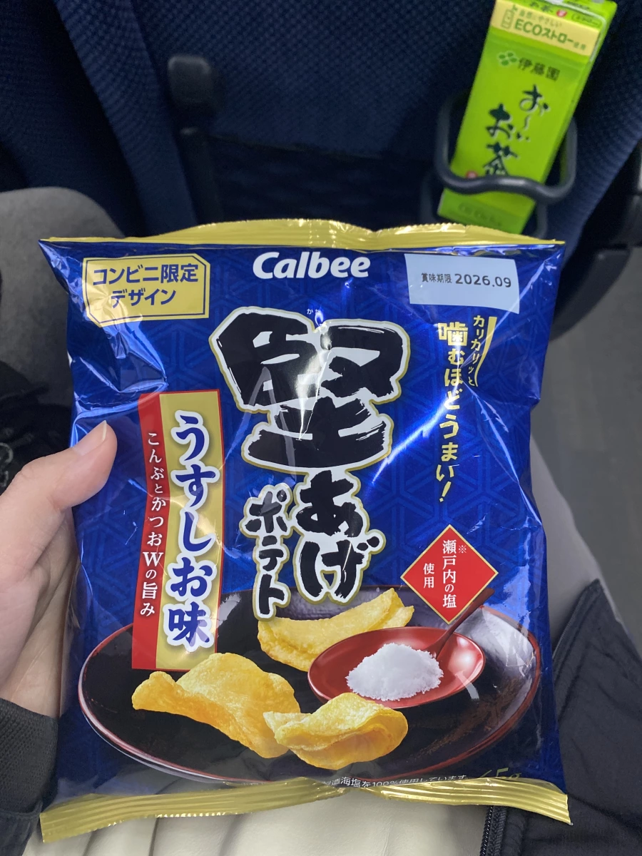 Calbee 堅炸洋芋片淡鹽味、伊藤園綠茶