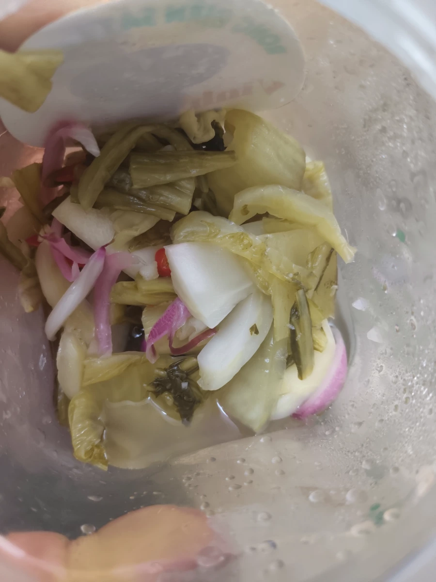 散裝醃漬蔬菜（疑似酸菜與洋蔥）