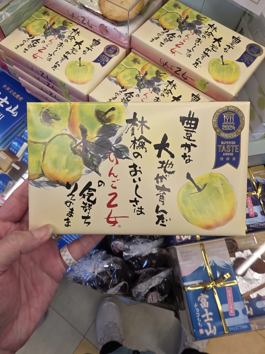 蘋果乙女 (りんご乙女) 餅乾、富士山巧克力麻糬 (富士山チョコもち)