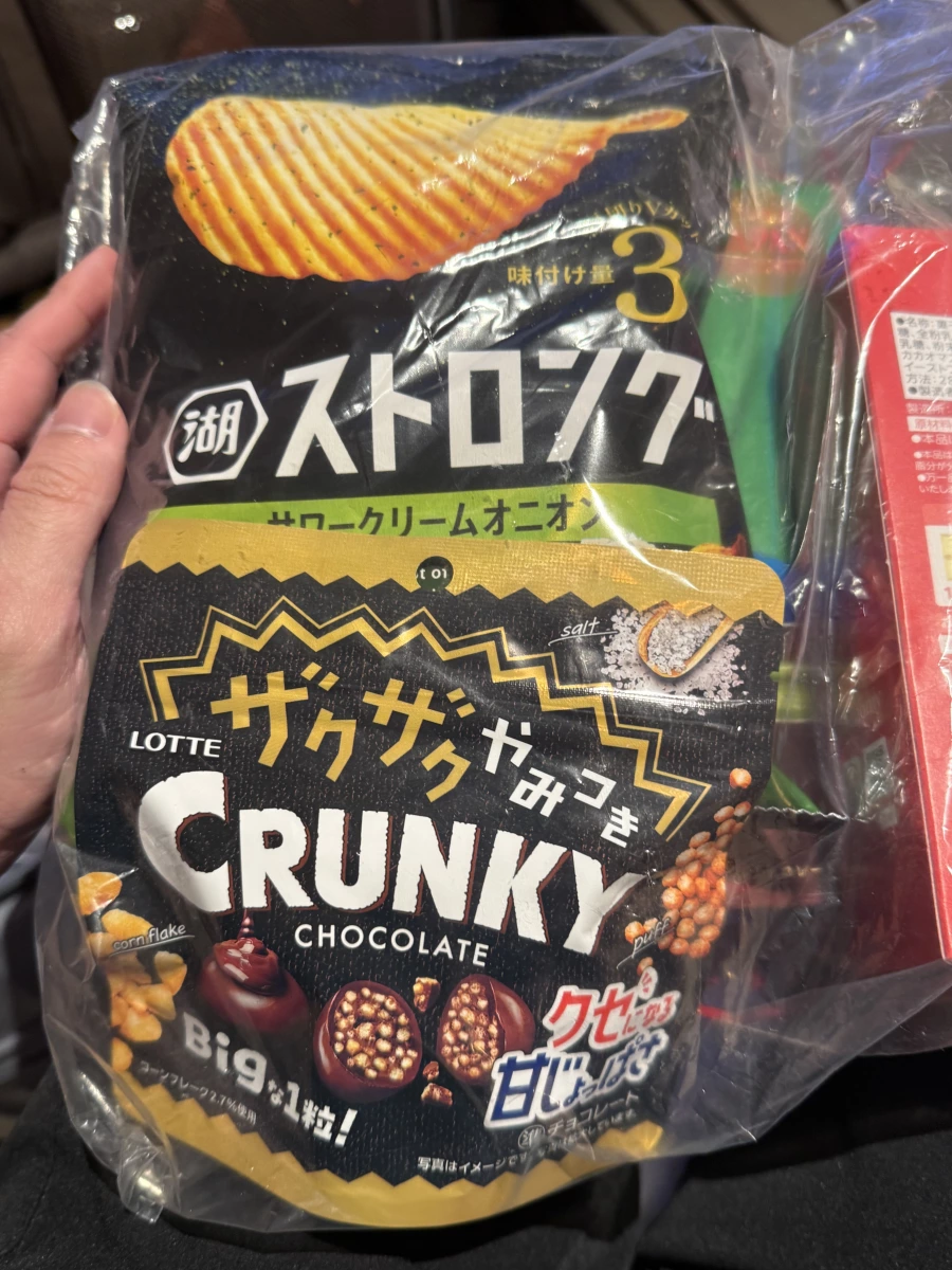 湖池屋 STRONG 酸奶洋蔥洋芋片、LOTTE CRUNKY 脆米巧克力