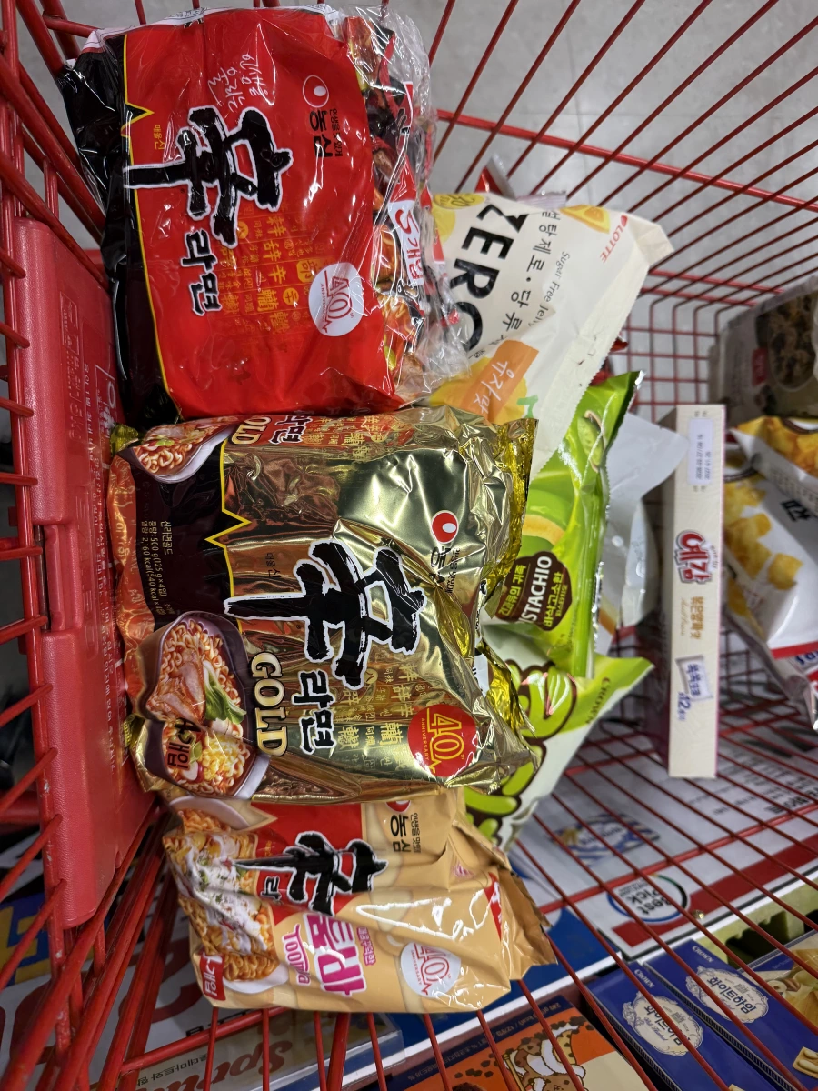 農心辛拉麵（紅色包裝）、農心辛拉麵 GOLD（金色包裝）等