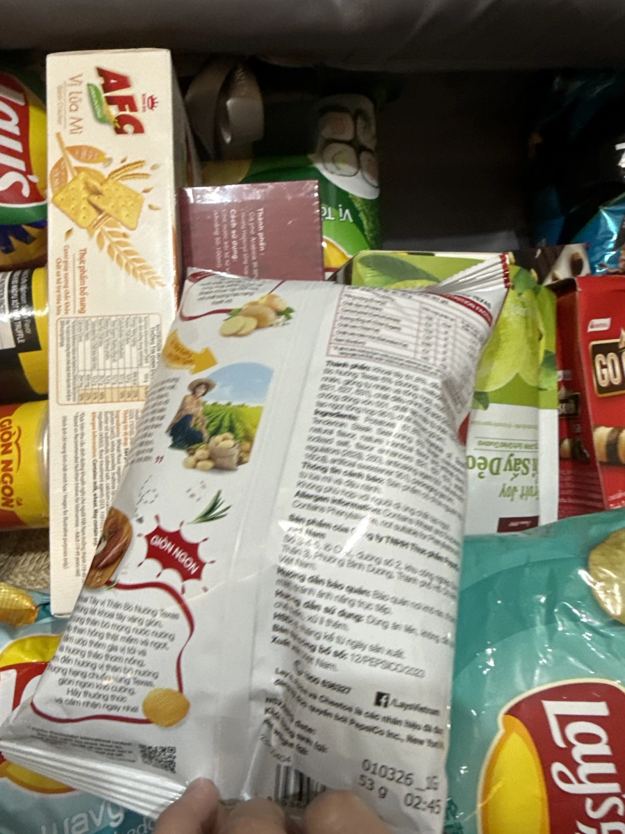Lay's 德州烤牛排口味洋芋片、AFC 小麥餅乾等