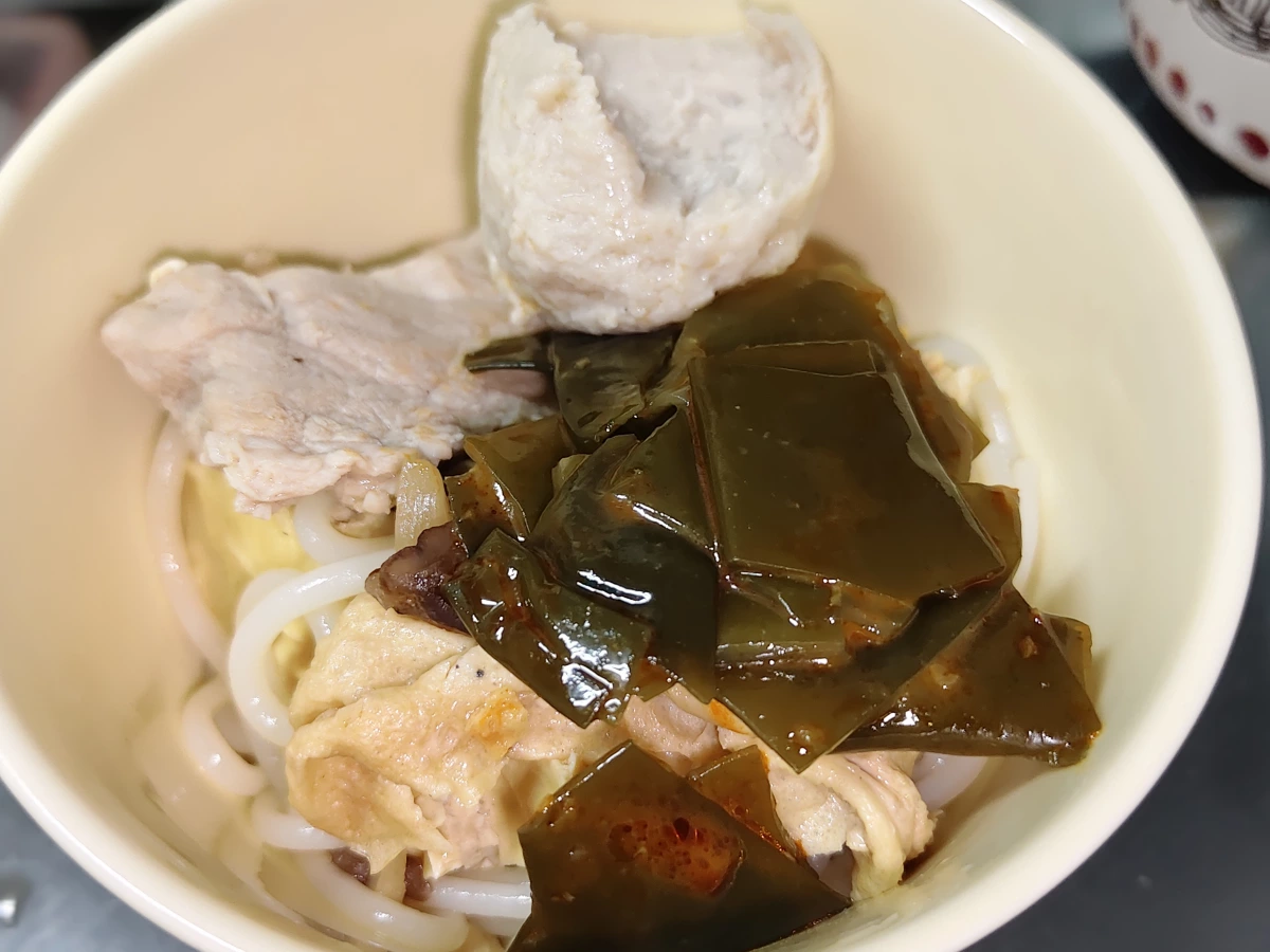 含有肉片與丸子的熟食麵