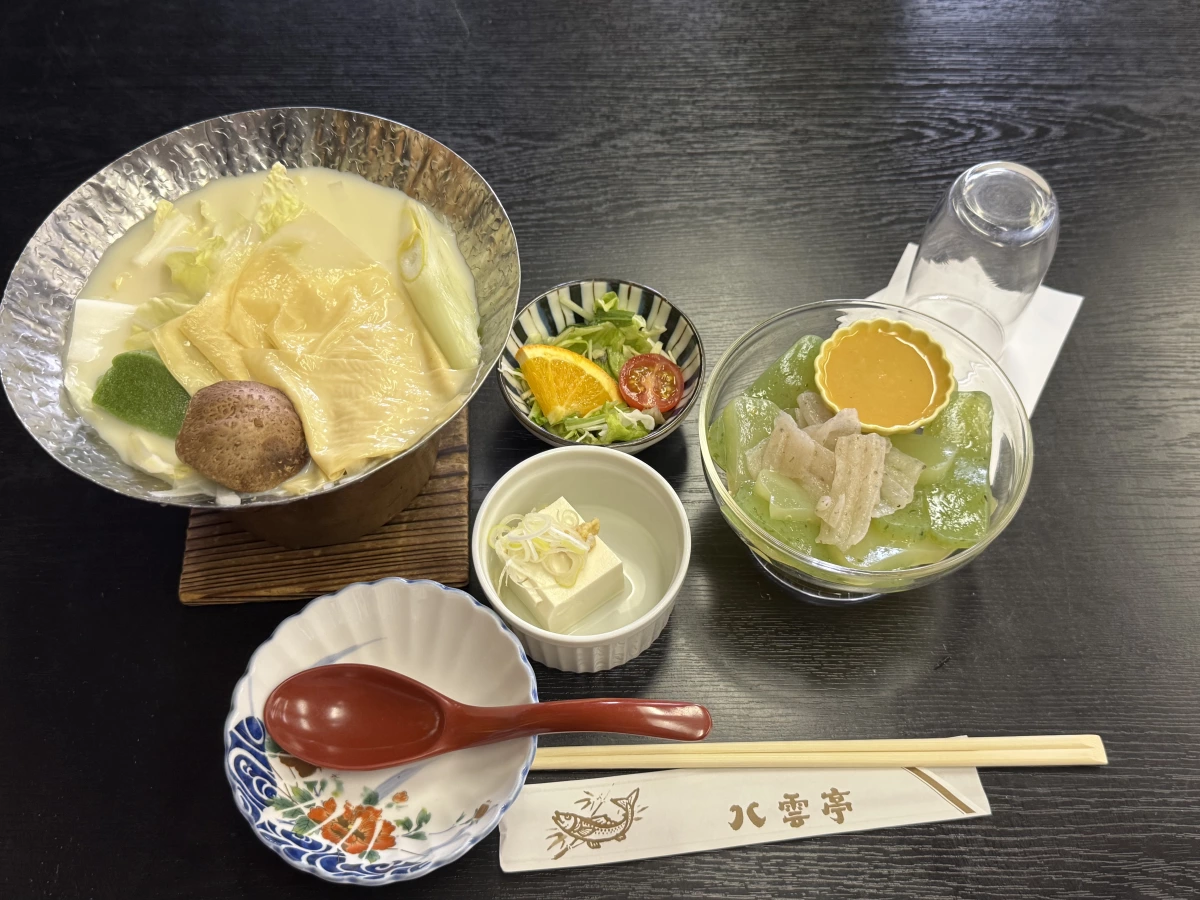 生鮮沙拉（含柳橙、小番茄、生菜）、豆乳鍋（含生鮮白菜、大蔥、香菇）等