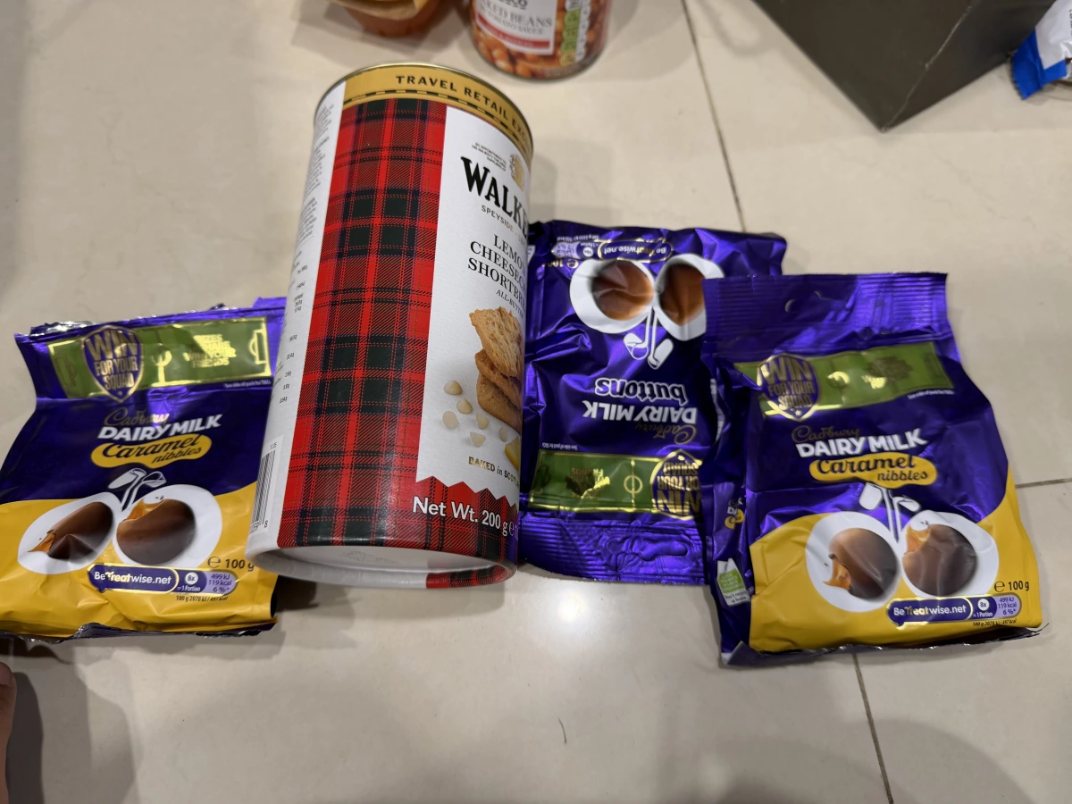 Cadbury Dairy Milk Caramel Nibbles 焦糖夾心巧克力、Walkers Lemon Cheesecake Shortbread 檸檬起司奶油酥餅等