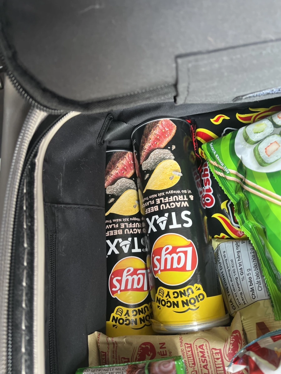 Lay's STAX 和牛松露風味洋芋片、Oishi 辣味零食等