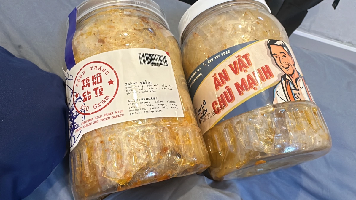 越南蝦乾蒜香拌米紙 (Bánh Tráng Tôm Khô Cháy Tỏi)、越南拌米紙 (Ăn Vặt Chú Mạnh)