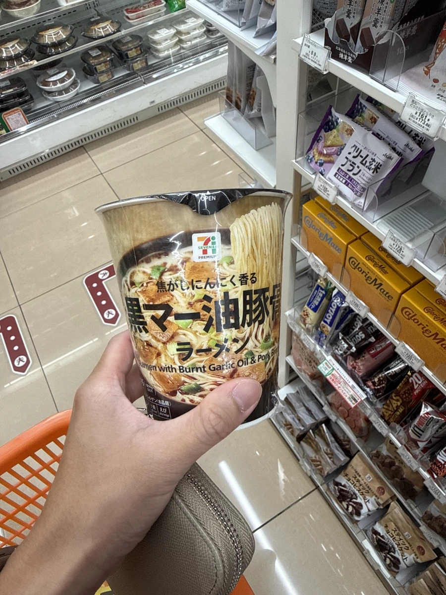7-11 Premium 黑麻油豚骨拉麵