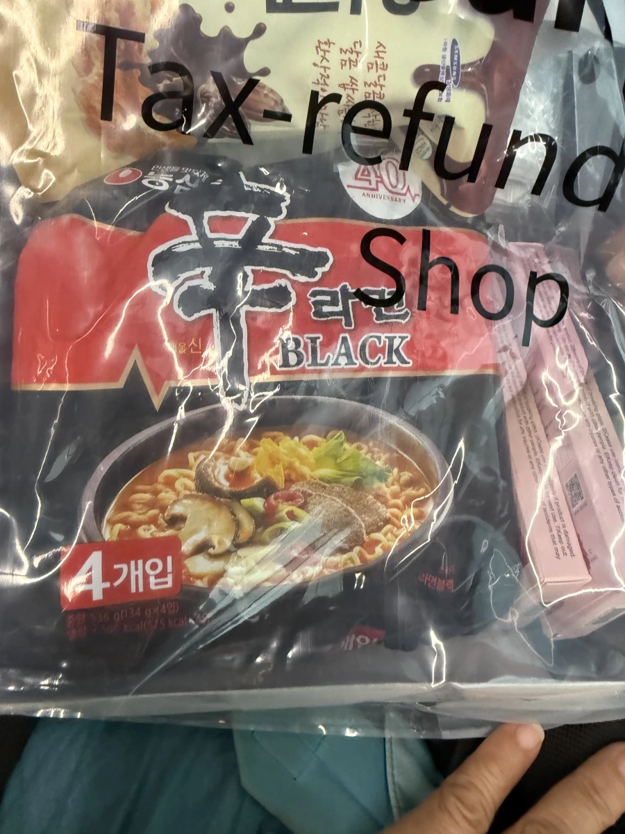 農心辛拉麵 BLACK (4入裝)、粉紅色盒裝化妝品/保養品