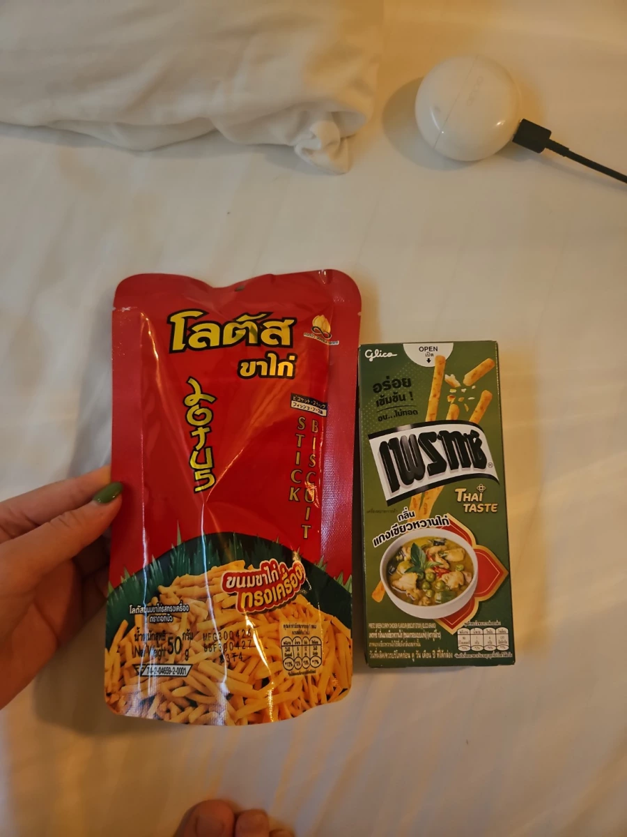 泰國 Lotus 雞汁風味餅乾條、Glico Pretz 百奇泰式綠咖哩雞風味餅乾棒