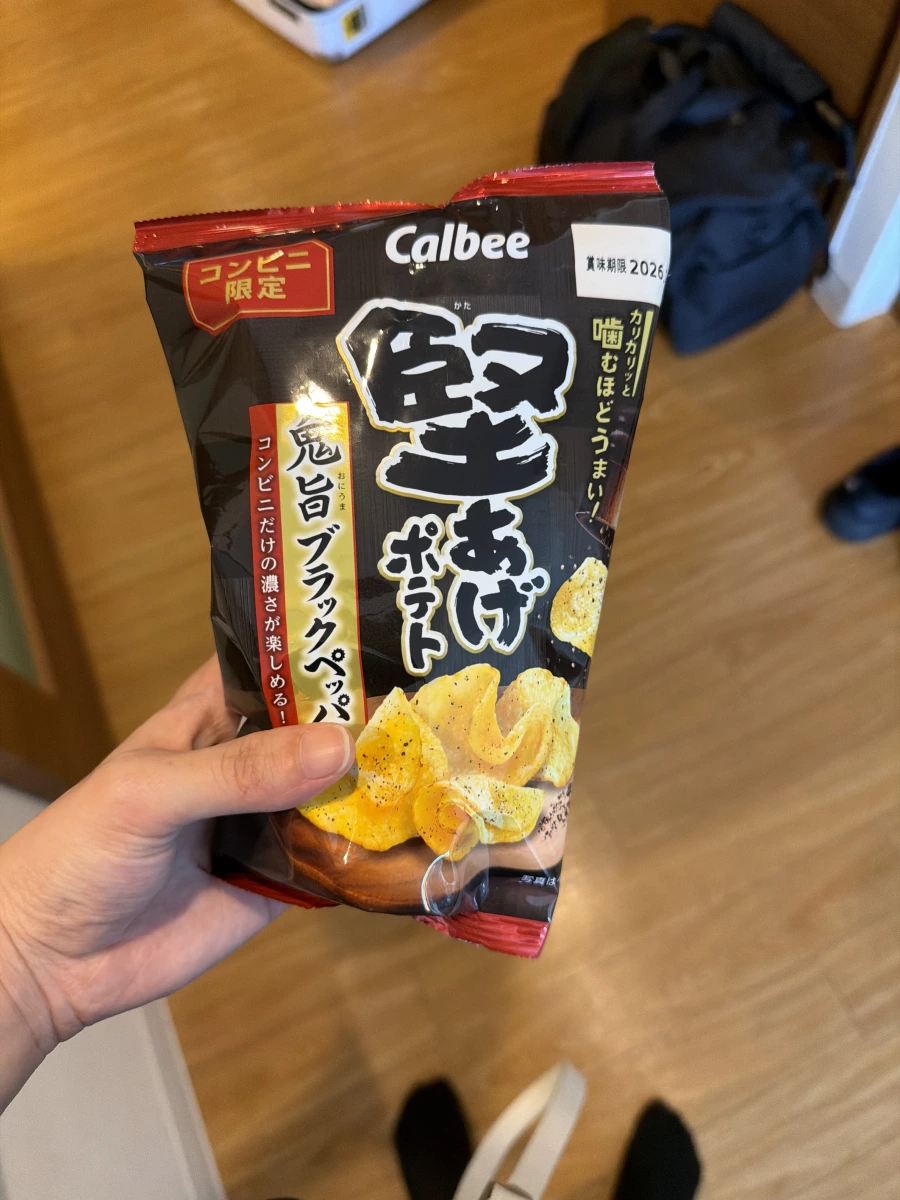 Calbee 堅脆洋芋片（鬼旨黑胡椒口味）