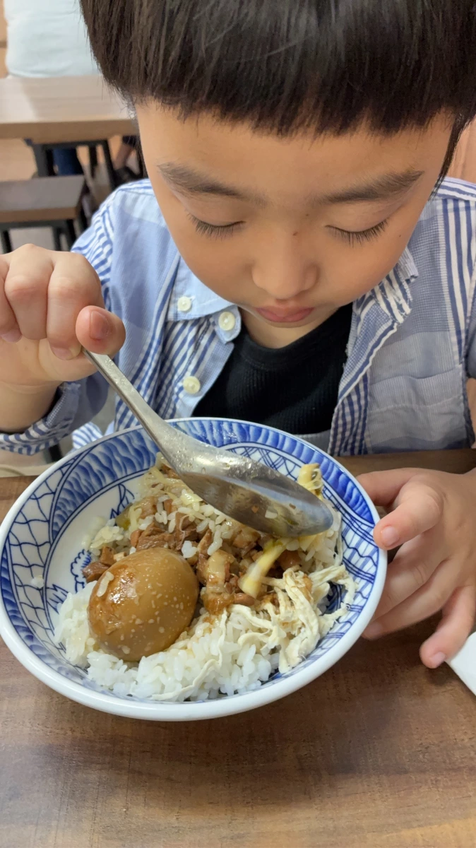 滷肉雞絲飯配滷蛋