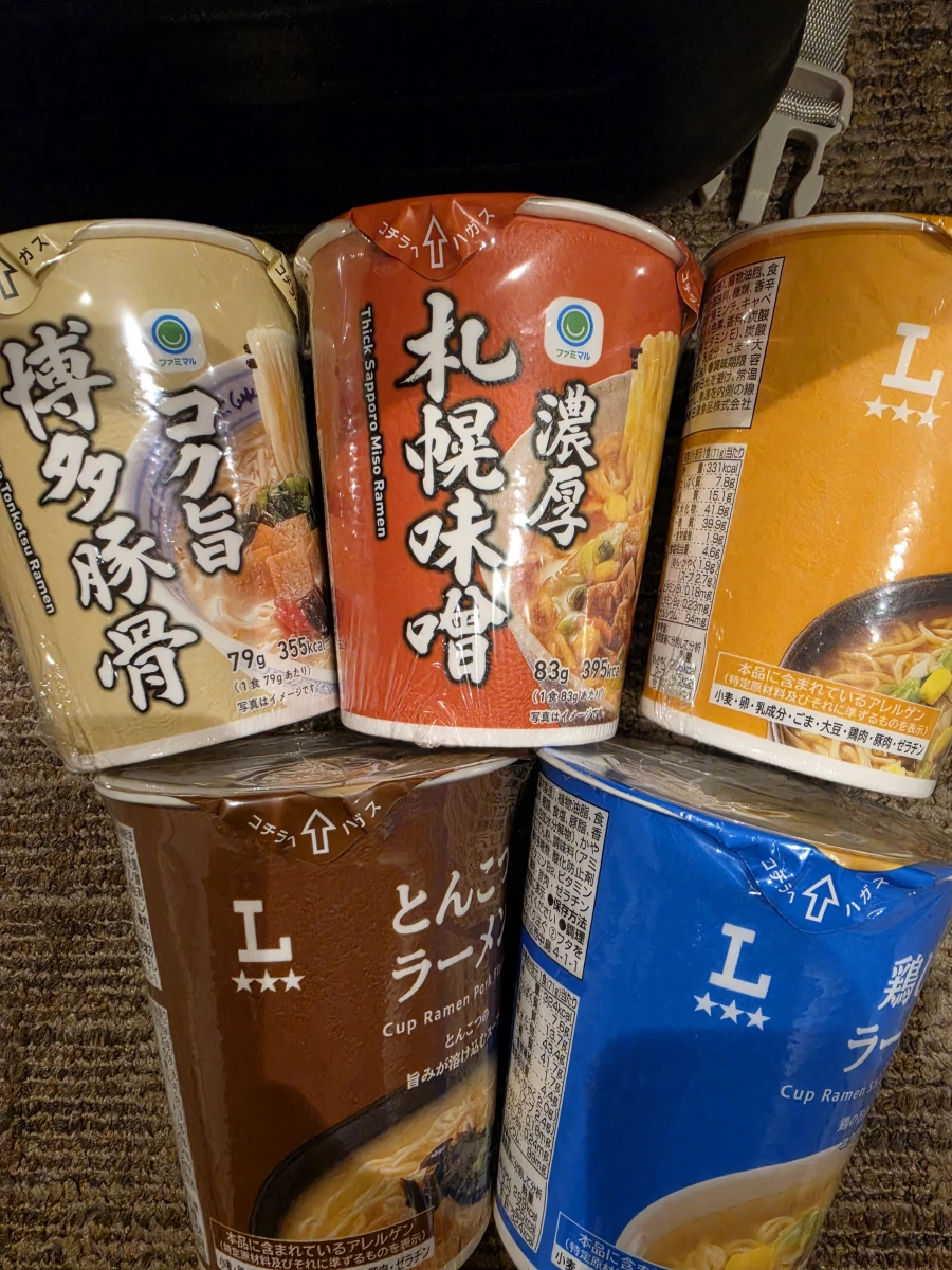 全家博多豚骨杯麵、全家濃厚札幌味噌杯麵等