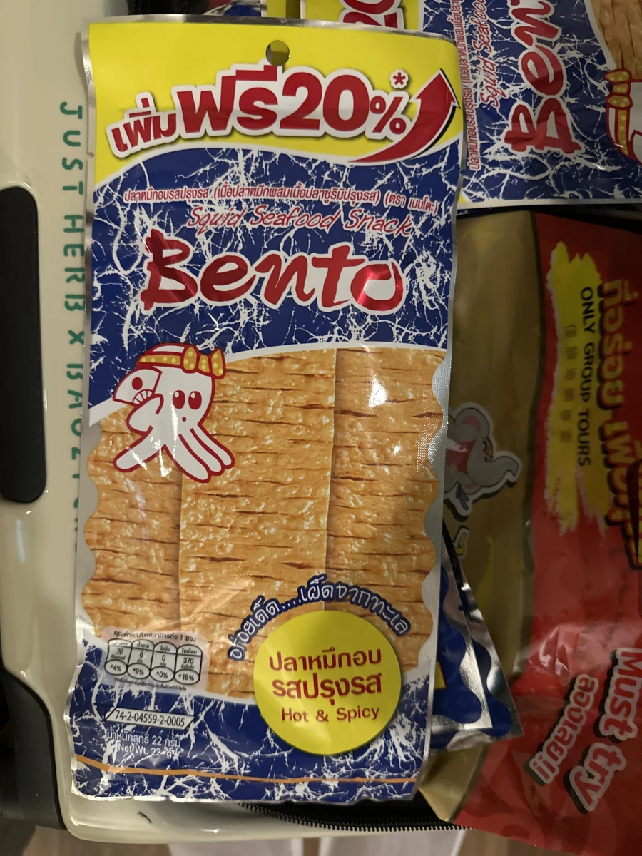 Bento 泰國烤魷魚片、泰國包裝零食（部分遮擋）