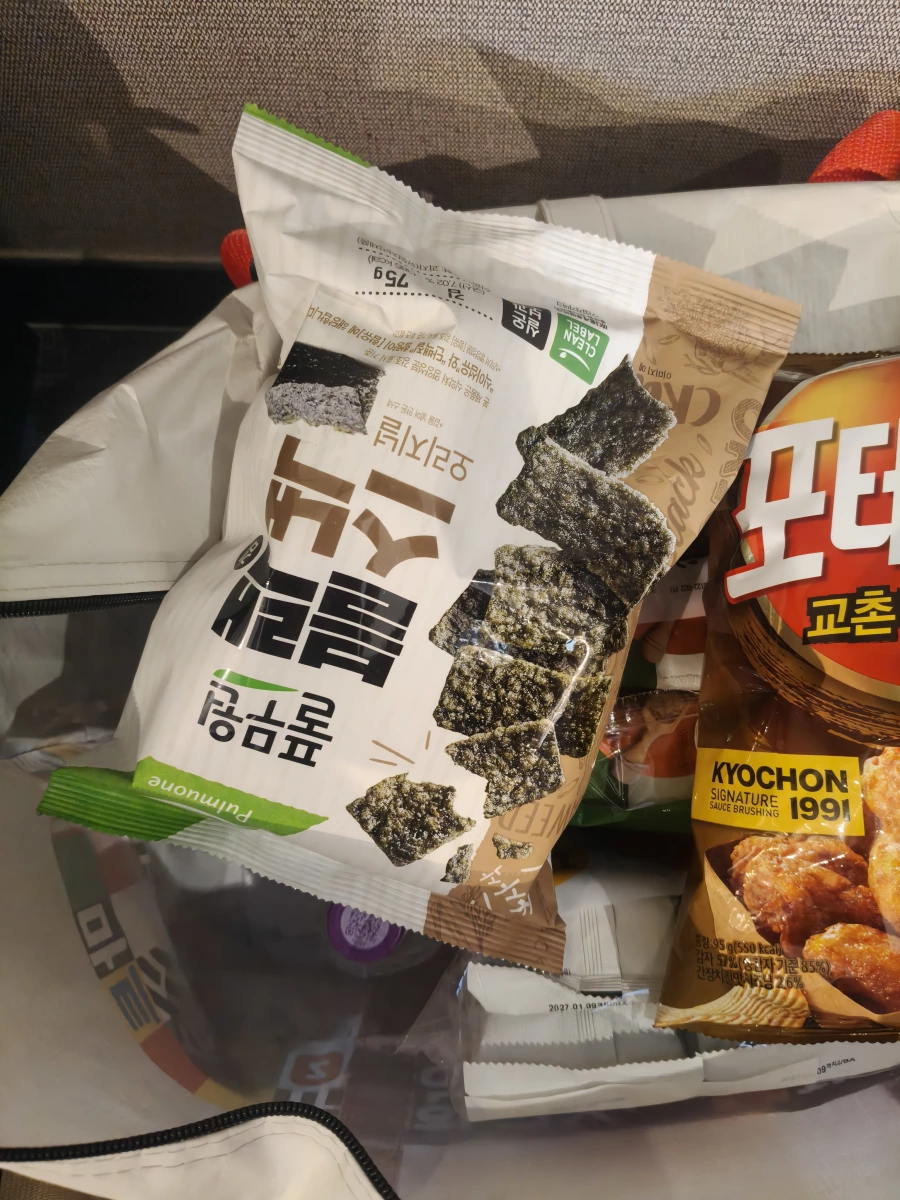 Pulmuone 黑海苔脆片、Kyochon 橋村炸雞風味洋芋片