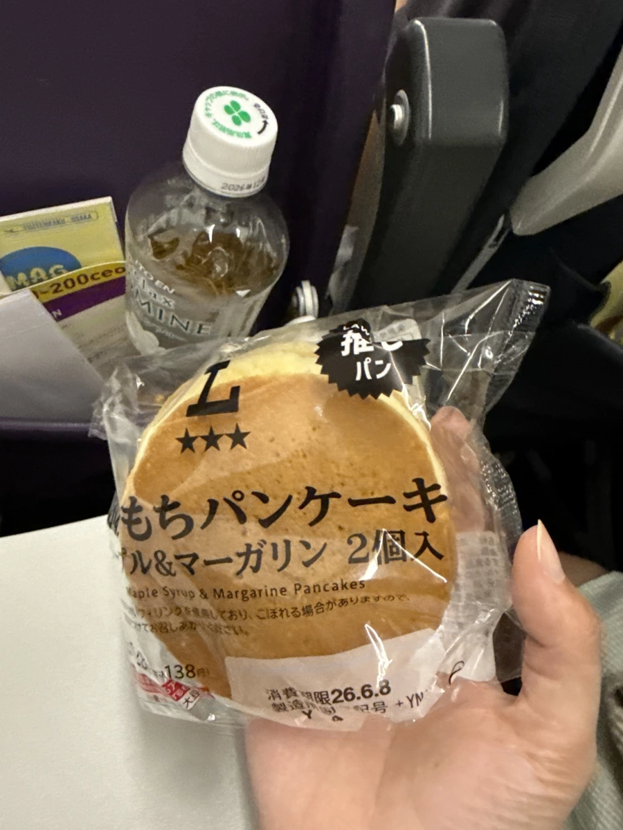 Lawson 麻糬鬆餅（楓糖與人造奶油口味）、伊藤園 茉莉花茶