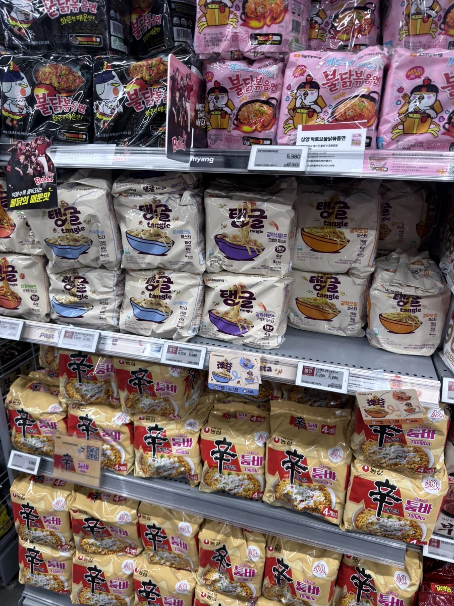 三養火辣雞肉風味鐵板炒麵、三養奶油白醬火辣雞肉炒麵等