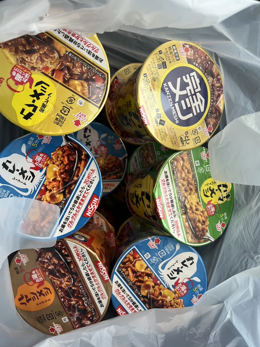 日清咖哩飯 牛肉口味 (Nissin Curry Meshi Beef)、日清咖哩飯 海鮮口味 (Nissin Curry Meshi Seafood)等