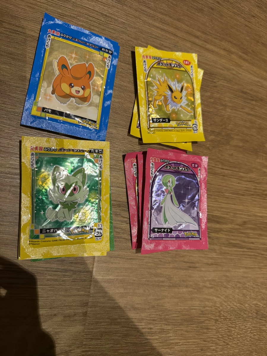 丸美屋寶可夢香鬆（鰹魚口味 - 布撥包裝）、丸美屋寶可夢香鬆（雞蛋口味 - 雷伊布包裝）等