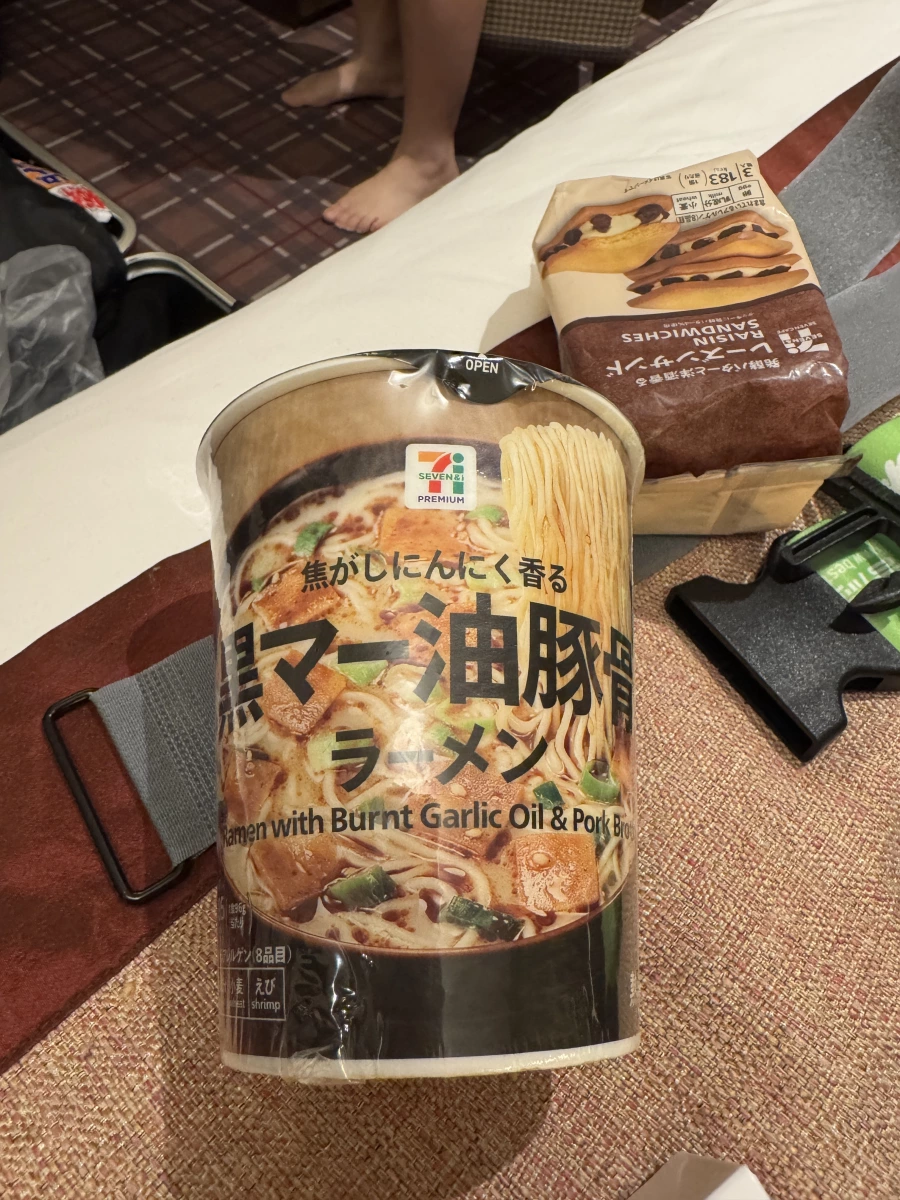 7-Eleven Premium 黑馬油豚骨拉麵