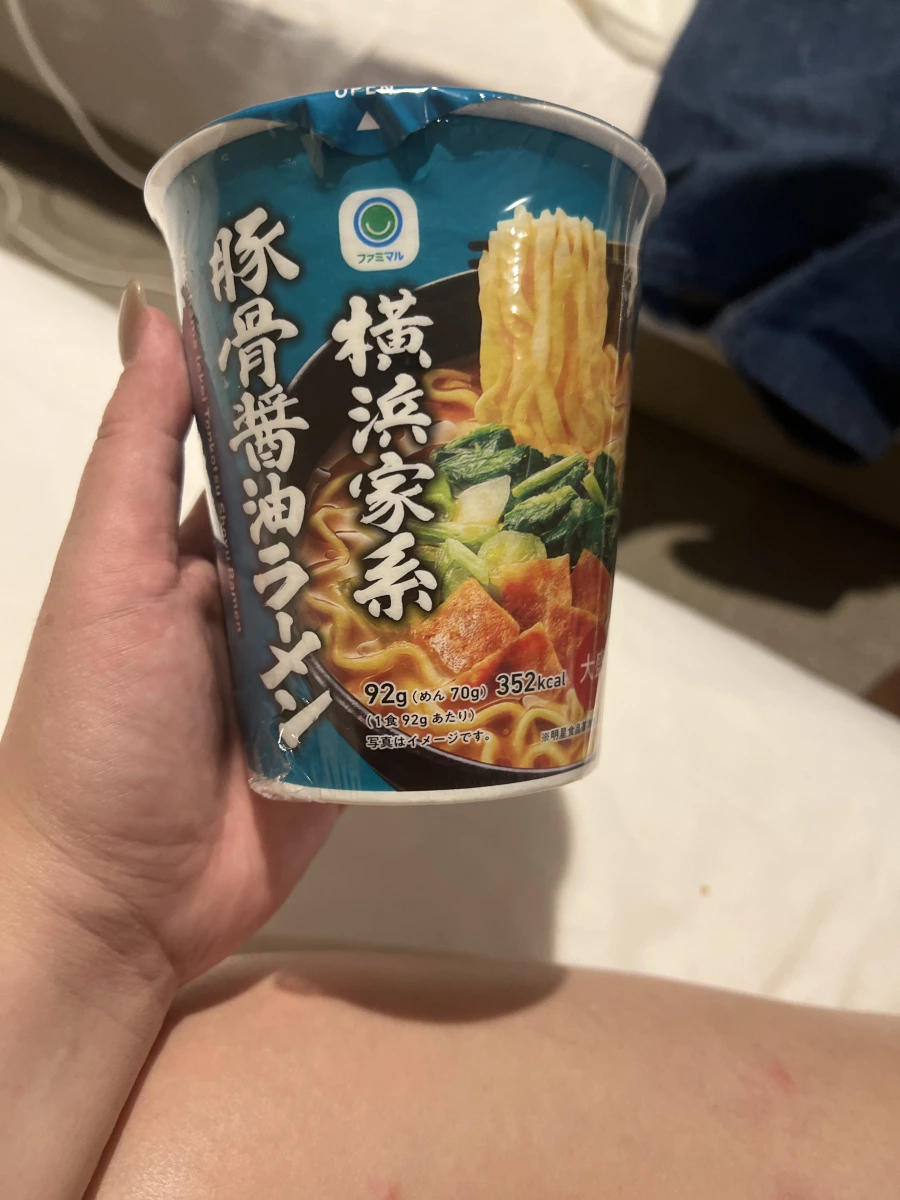 FamilyMart 橫濱家系豚骨醬油拉麵
