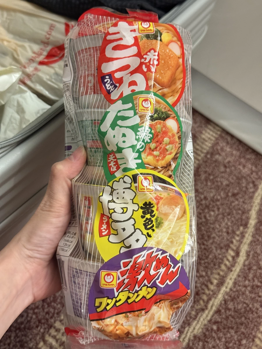東洋水產 赤いきつねうどん (紅大狐狸烏龍麵)、東洋水產 緑のたぬき天そば (綠狸貓天婦羅蕎麥麵)等