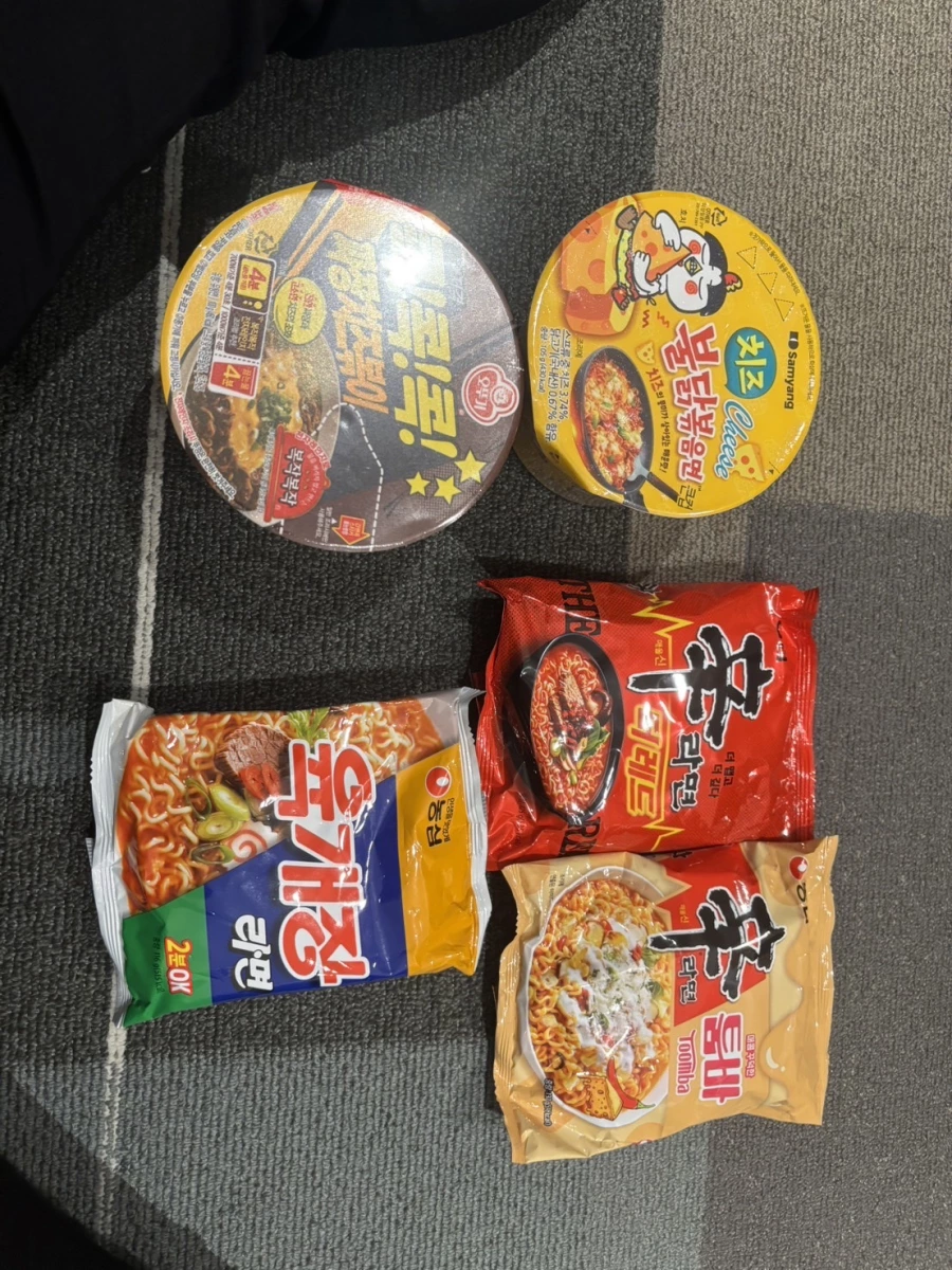 不倒翁 (Ottogi) 炸醬年糕泡麵、三養 (Samyang) 起司辣雞麵等