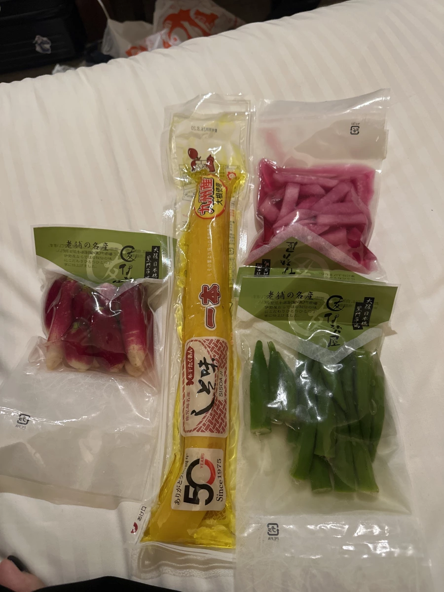 伊勢屋醃漬小蘿蔔、九州產一本醃蘿蔔（紫蘇味）等