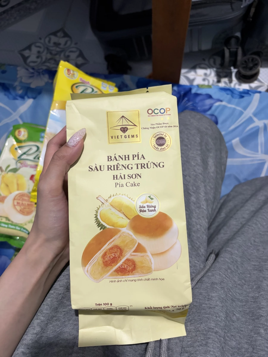 VietGems 榴槤蛋黃朥餅 (Bánh Pía Sầu Riêng Trứng)、越南榴槤朥餅 (背景綠色包裝)