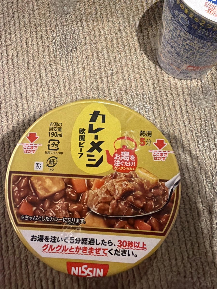 日清歐風牛肉咖哩飯 (NISSIN Curry Meshi)、日清杯麵 (部分視角)