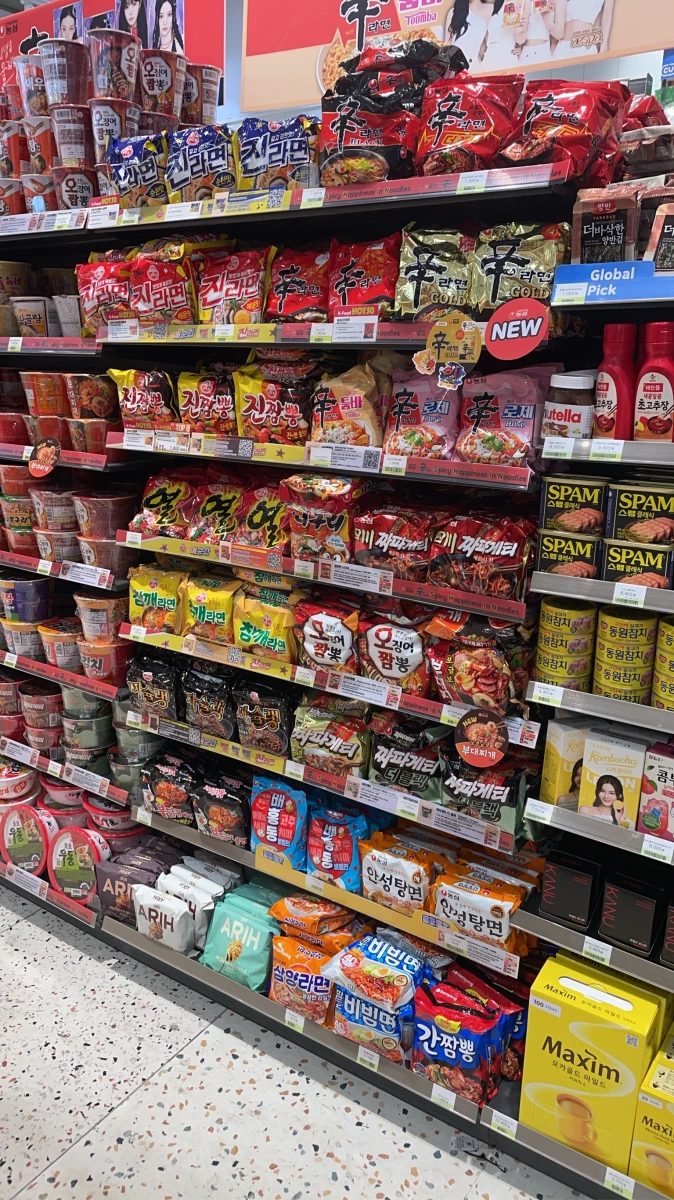 韓國品牌袋裝泡麵（辛拉麵、安城湯麵、Jin Ramen 等）、SPAM 午餐肉罐頭等